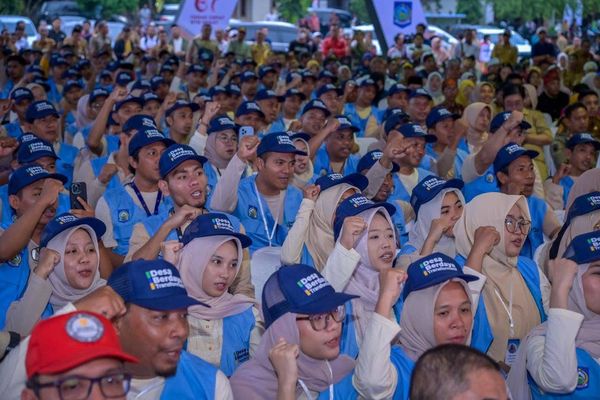 Newly recruited coaches celebrate the launch of the government’s Graduation program in West Nusa Tenggara province on December 16, 2025