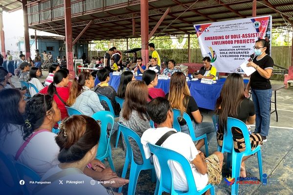 44-Pangasinense-families-receive-livelihood-support-from-DOLE