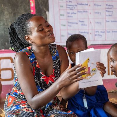 An animated Play Leader reads to a group of children in a Play Lab in Uganda. Photo by Lee Cohen/Local Story.