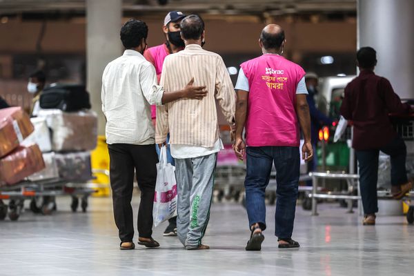 A migrant returnee receives immediate assistance at the airport upon arrival back to Bangladesh