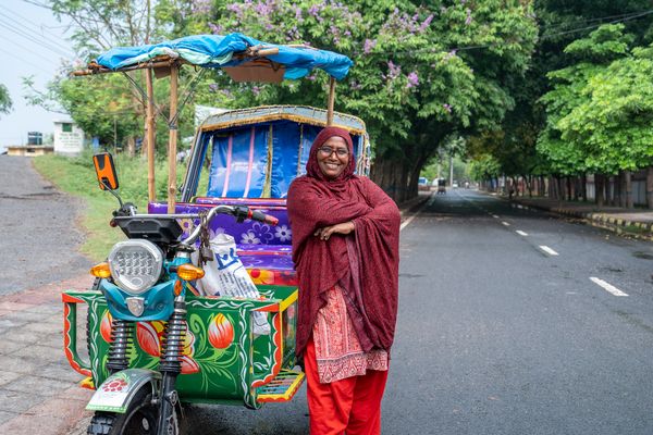 Bangladesh_motorbike-woman-entrepenuer