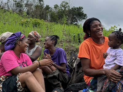 Dede with her daughters and grandchild at her farm in Liberia. Photo: Shituma Tajrin, 2025.