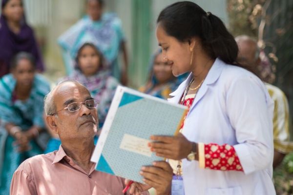 New report | Reading glasses boost income by a third in low-income communities - Header Image