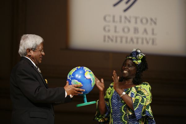 FH Abed Accepting 2007 Clinton Global Citizen Award from Nob