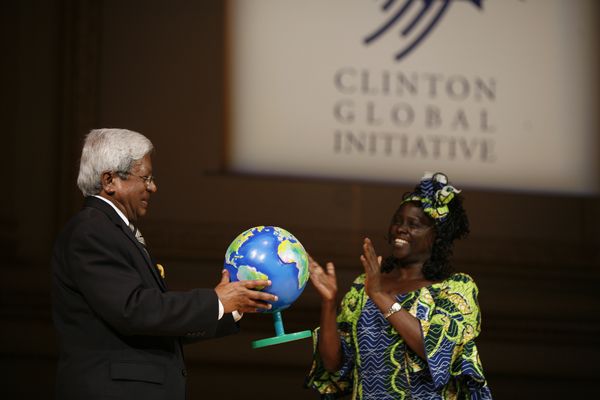 FH Abed Accepting 2007 Clinton Global Citizen Award from Nob