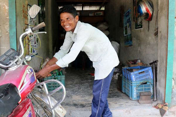 মণিলালের ছোট্ট দোকান আর বিশাল স্বপ্ন - Header Image