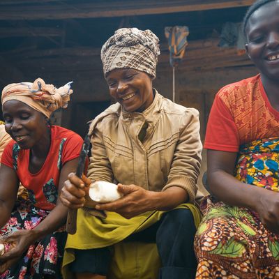 Veronica Boima has taken her cassave to the value chain actor, Iddrassa for gari processing