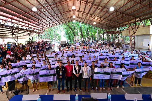 DOLE Participants Receiving Assets in Philippines