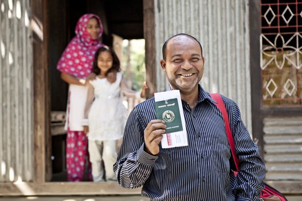BRAC Bangladesh | Migration - father receives his passport with wife and daughter in the background
