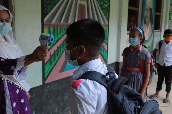 ঐ নূতনের কেতন ওড়ে - Header Image