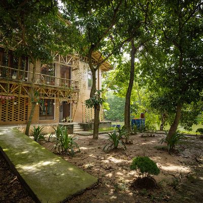 The amphibious house with its front yard that has an aquaponics setup and a ramp for persons with disabilities to access the entrance. © Shamim Hossain, BRAC 2025