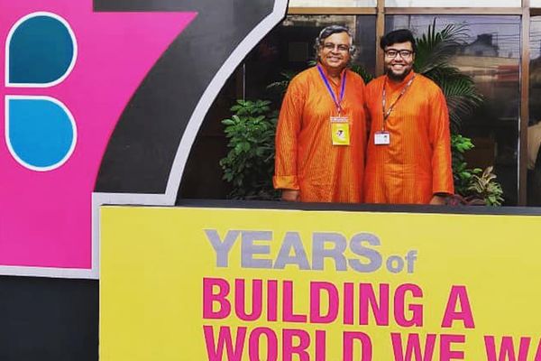 সহকর্মী বাবাকেনিয়ে গর্ব - Header Image