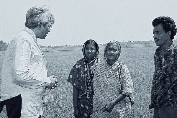 স্যার ফজলে হাসান আবেদ : মানুষ ও তারুণ্যের শক্তি যার চেতনায় - Header Image