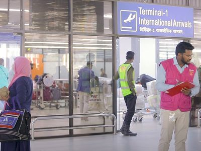 BRAC Bangladesh | Migration team providing assistance at the Dhaka International Airport