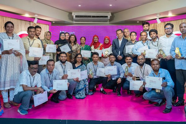 পরশপাথর : নেতৃত্ব পথ দেখায় - Header Image