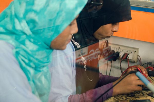 আলো হাতে চলিয়াছে আঁধারের যাত্রী - Header Image