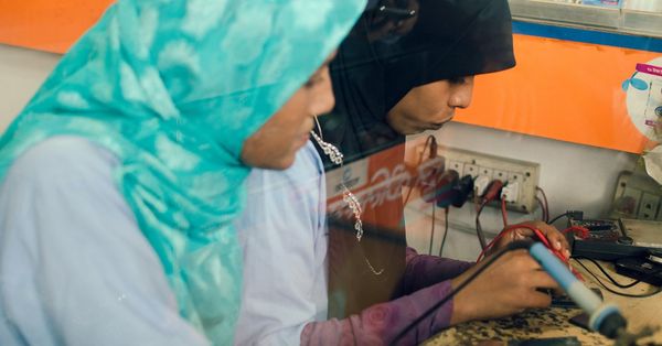 আলো হাতে চলিয়াছে আঁধারের যাত্রী - Header Image