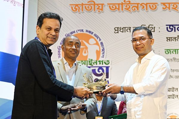 The Hon’ble Prime Minister, Mr. Tarique Rahman, presenting the award to BRAC Executive Director Mr. Asif Saleh