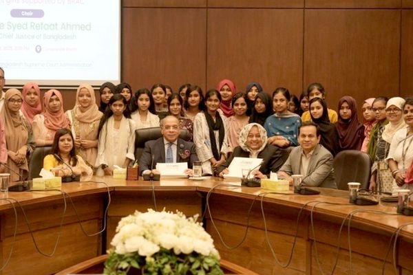 BRAC ‘Swapnosarothi’ girls meet Chief Justice Syed Refaat Ahmed at Supreme CourtFeatured - Header Image