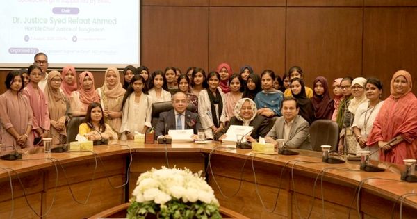 BRAC ‘Swapnosarothi’ girls meet Chief Justice Syed Refaat Ahmed at Supreme CourtFeatured - Header Image
