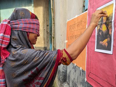 মোনালিসার কপালে নীল টিপ - Header Image