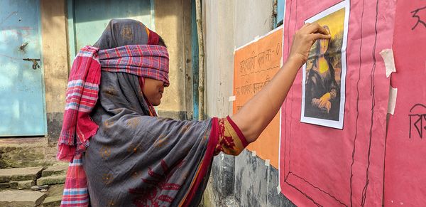 মোনালিসার কপালে নীল টিপ - Header Image