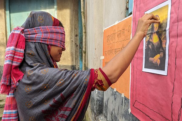 মোনালিসার কপালে নীল টিপ - Header Image